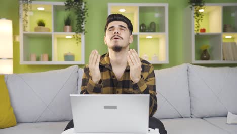 joven empresario orando mientras hace negocios.