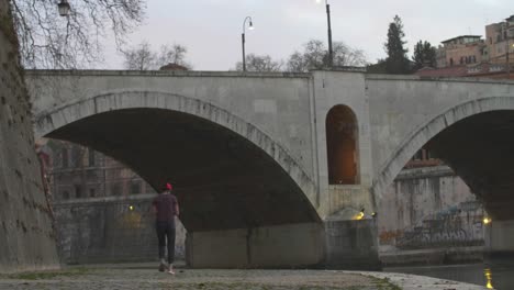 Caminando-bajo-el-puente-al-atardecer