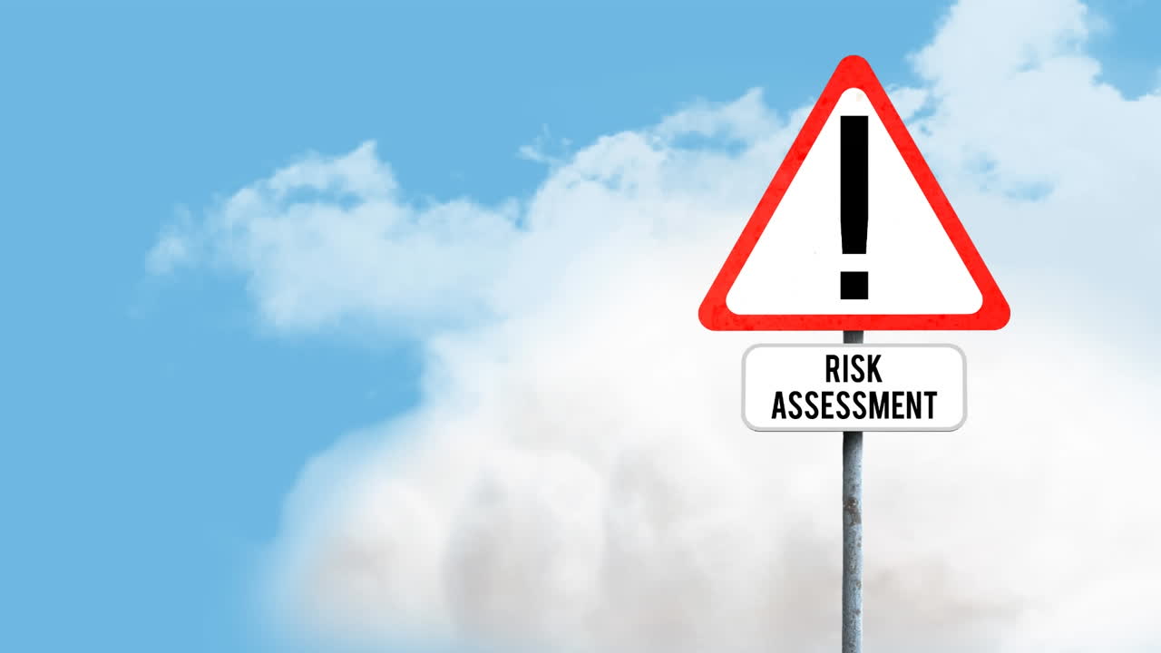 파란 하늘의 구름에 대한 위험 평가 텍스트와 함께 주의 표지판 게시판