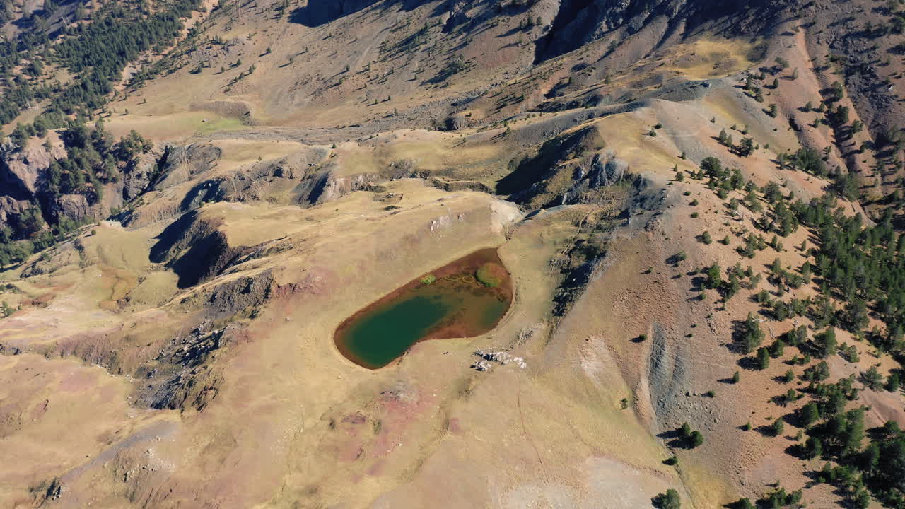 Smolikas-vuoren Lohikäärmejärvi Kreikassa, ilmakuva dronella luontomaisemasta.