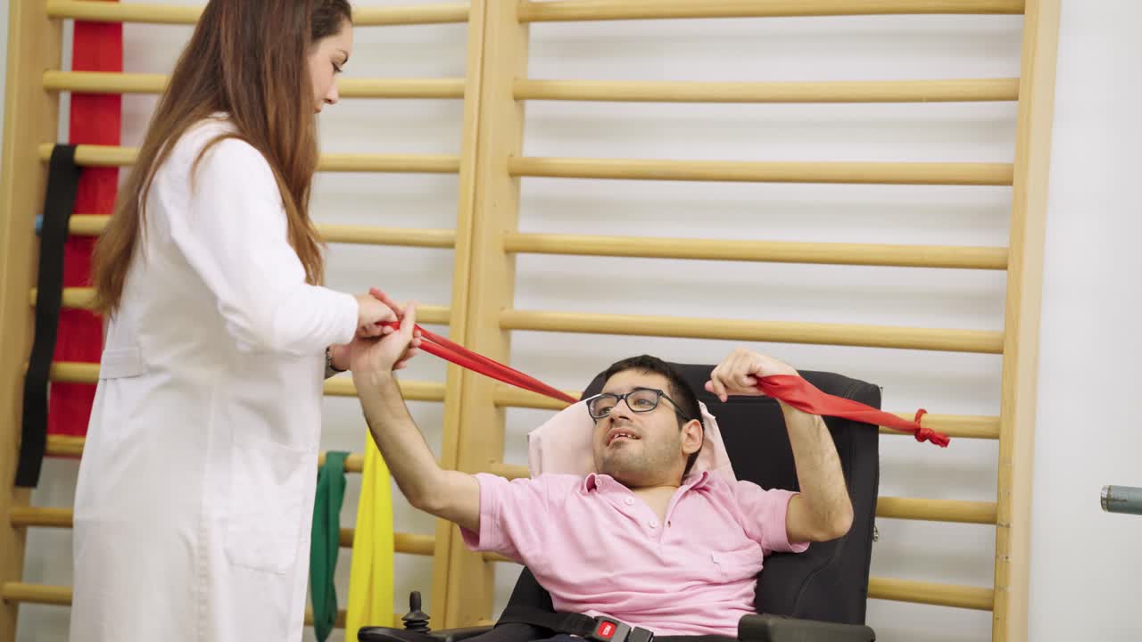 sesión de fisioterapia con banda de resistencia