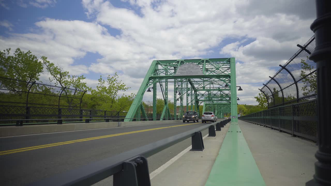 coches circulando por un puente rápido