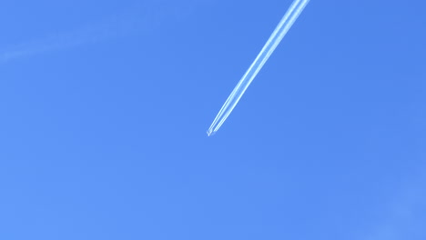 avión de pasajeros navegando en altitud, estelas de escape blancas, cielo azul