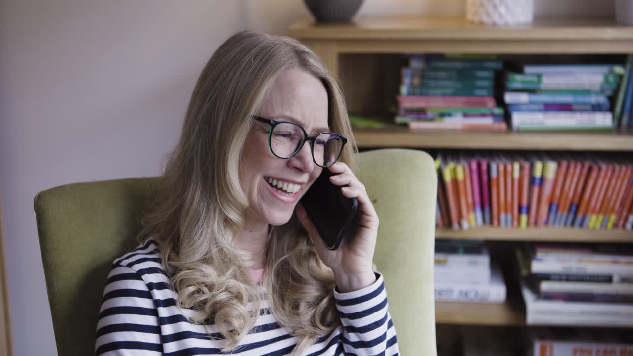 mujer en una llamada telefónica