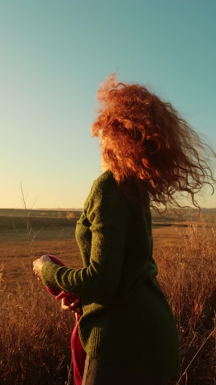 들판 에서 일몰 을 즐기는 여자