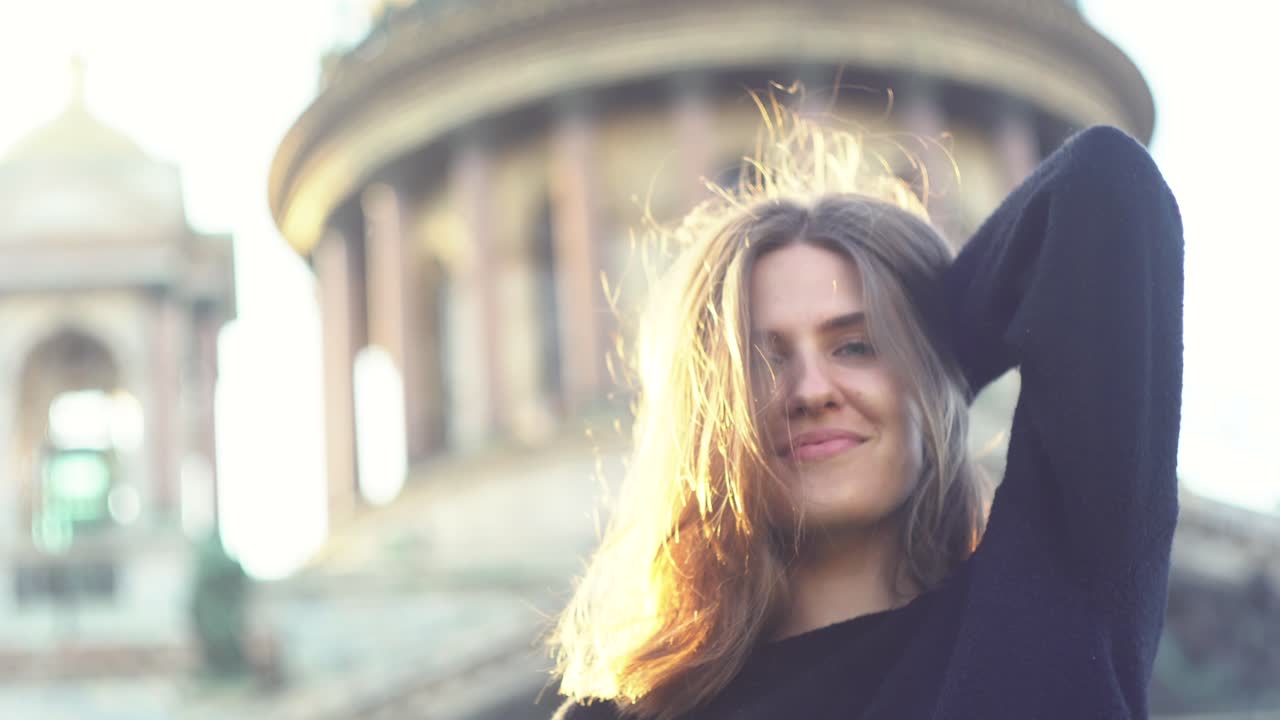 mujer joven posando al aire libre