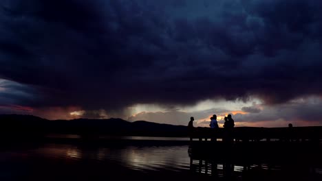 Dramatischer-Sonnenuntergang-Und-Sturmwolken-über-Dem-Blässhuhn-See,-Boulder,-Colorado