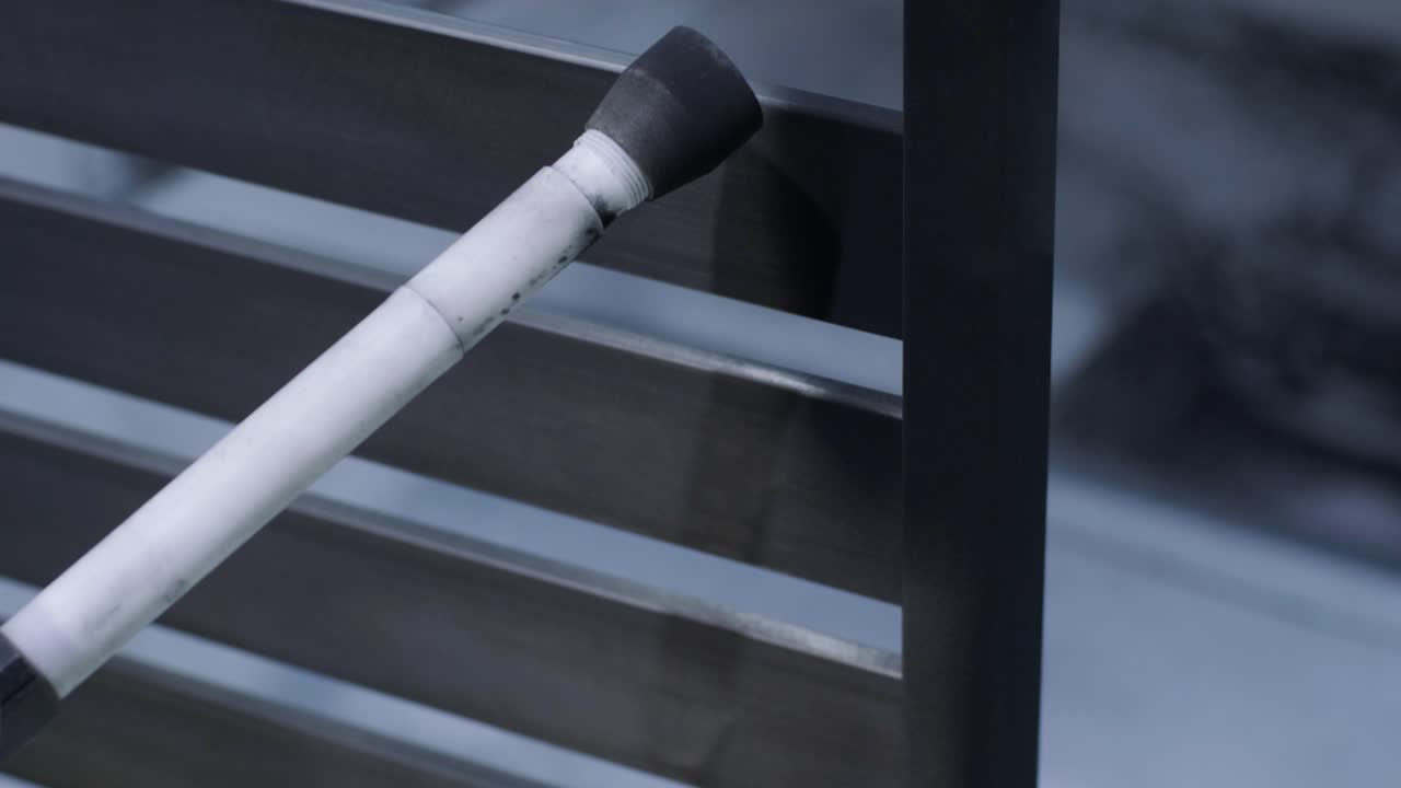 작업자는 에어브러시 스프레이 총으로 스테인리스 스 금속 구조를 칠합니다.