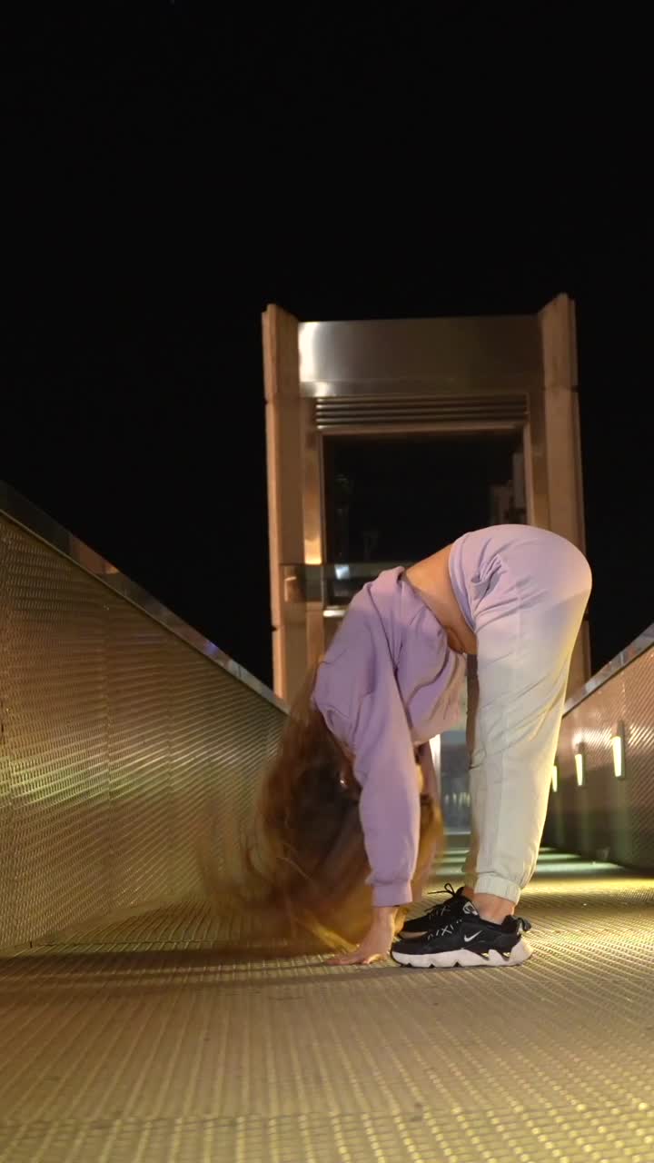 Donna che balla su un ponte di notte