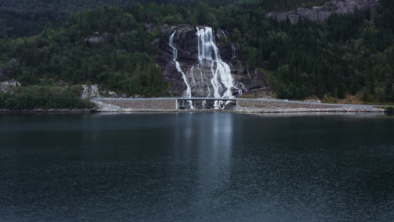 Cascata norvegese e ponte su un fiordo