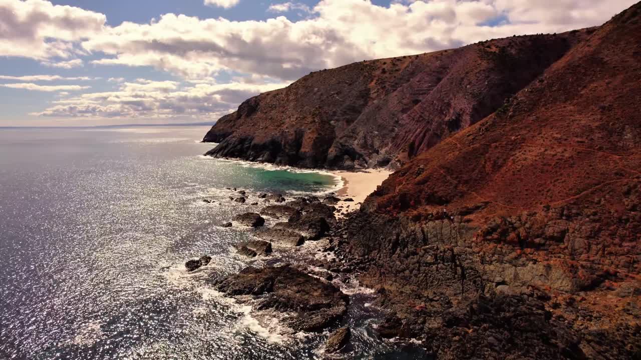 Vista aérea de paisagem marinha ao longo da vasta praia na Costa Sul durante o verão
