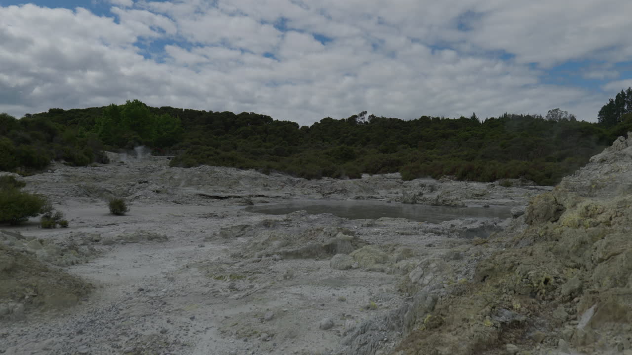 tomada amplia del lago de barro en hells gate rotorua nueva zelanda