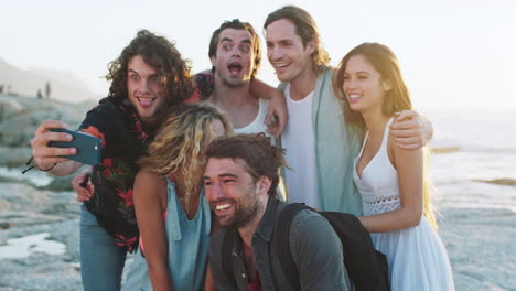 Phone-selfie,-comic-and-friends-at-the-beach