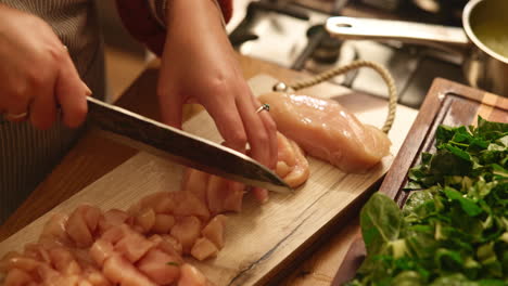 mujer cortando pollo para la cena