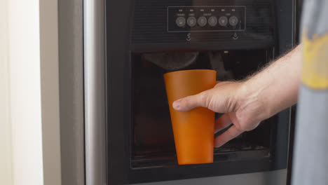 hielo siendo dispensado de un refrigerador