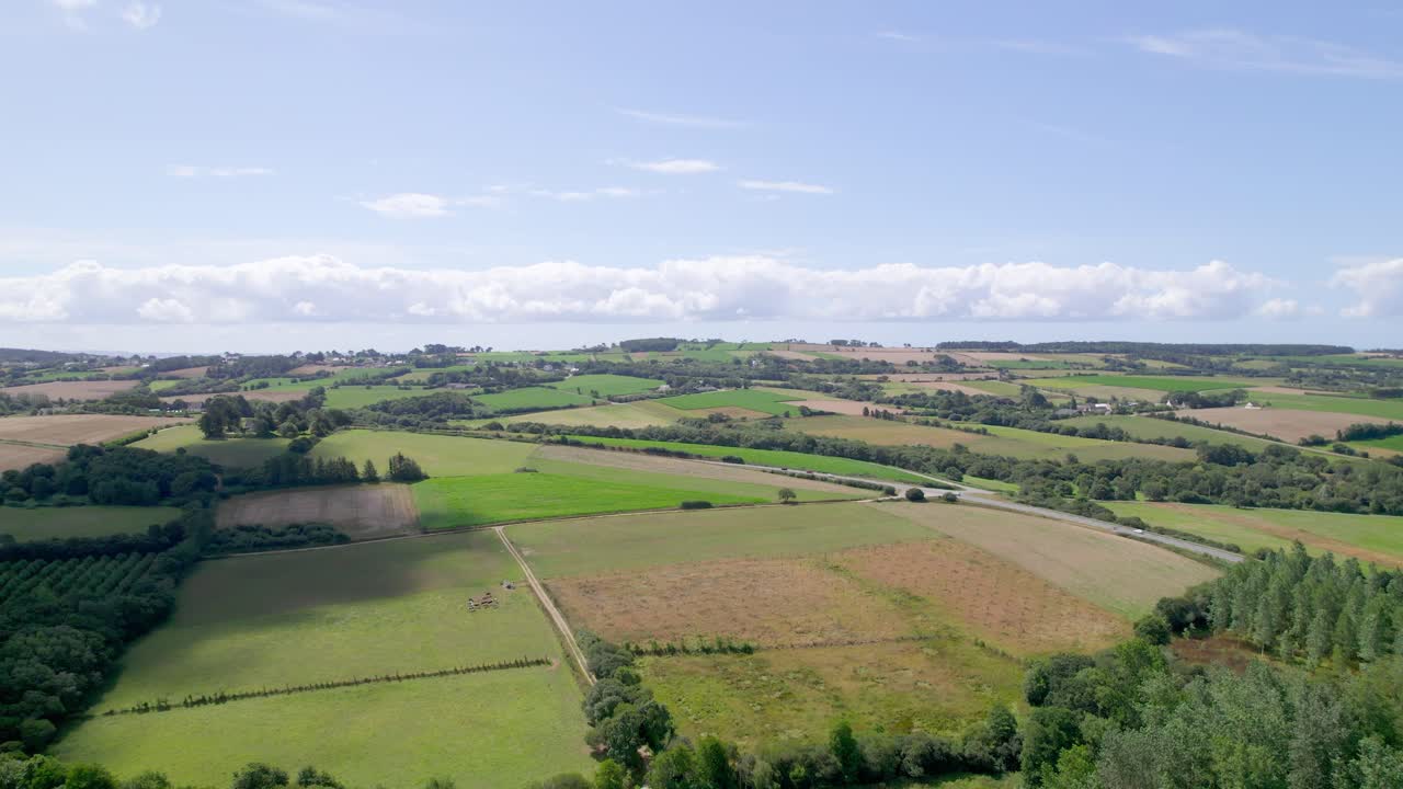 paisaje rural bretón y campos de trigo cultivados en francia