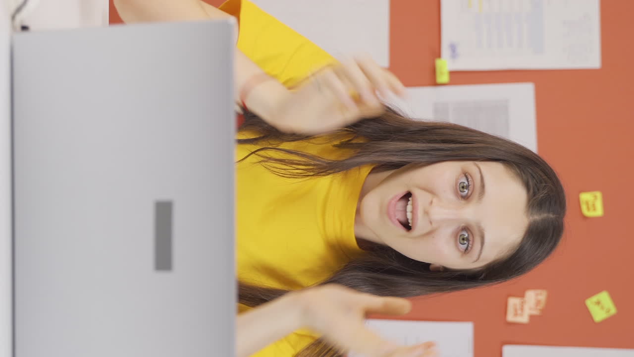 video vertical de una niña que lo hizo bien en sus exámenes.