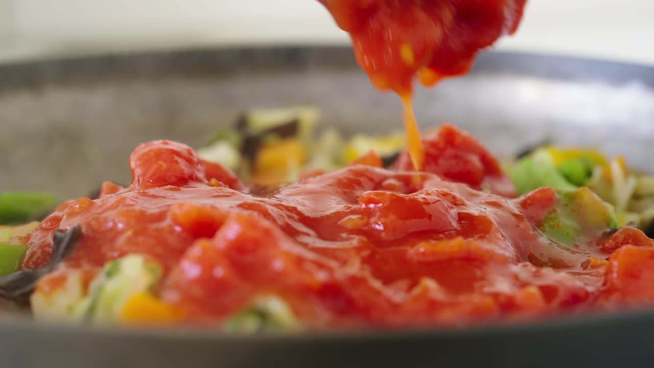 김판 에 는 뜨거운 채소 위 에 여 있는 토마토 소스 캔