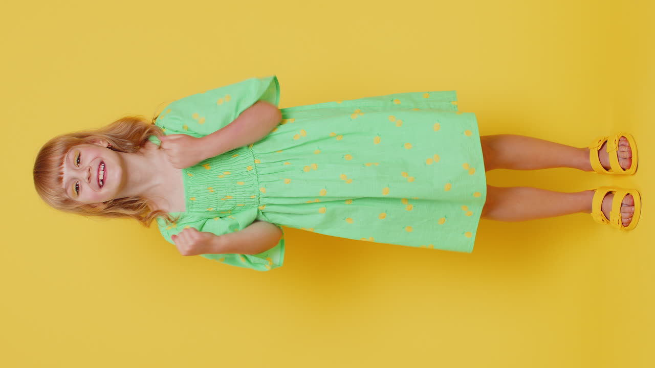 Giovane bambina preadolescente che celebra il successo, una vittoria, il compleanno o il raggiungimento di un obiettivo come il jackpot della lotteria.