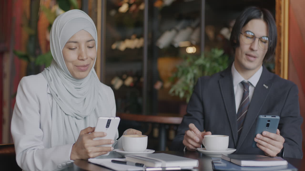 colaboración empresarial en un café