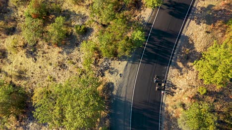 Luftaufnahme-Von-Mountainbikern,-Die-Auf-Einem-Schotterweg-Fahren