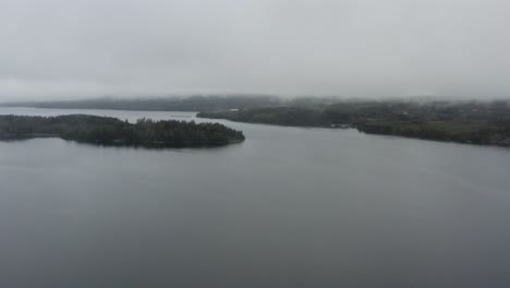 un lago de niebla tranquila en el norte de suecia, escandinavia