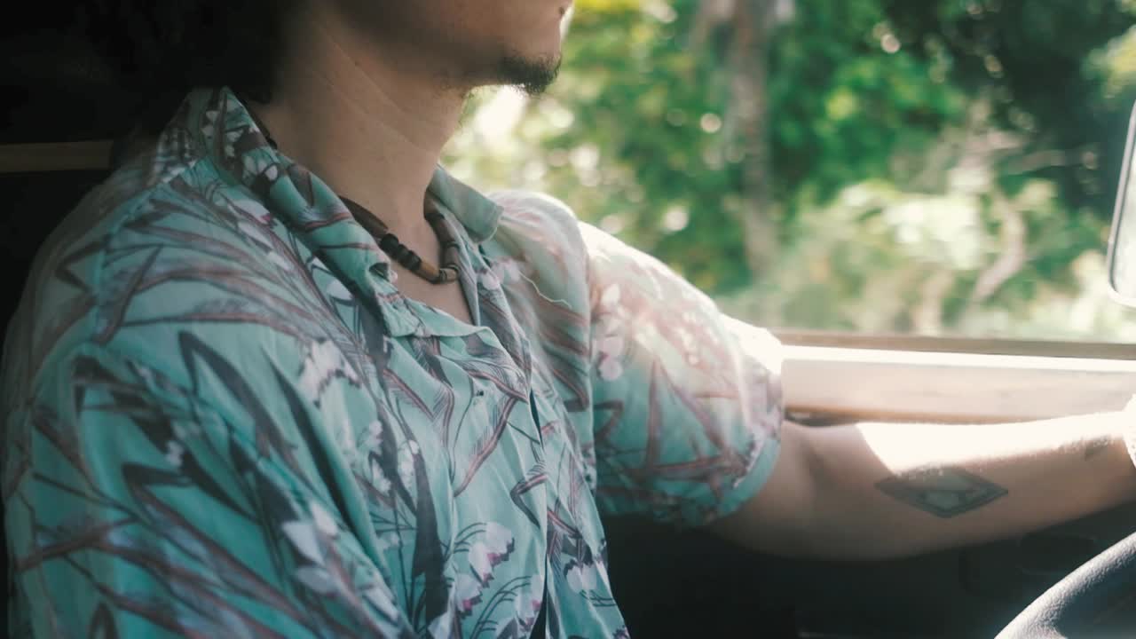 여름에 밴을 운전하는 히스패닉 남자