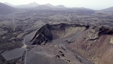 Toma-Aérea-De-Un-Enorme-Volcán-Inactivo,-Paisaje-Volcánico-4k