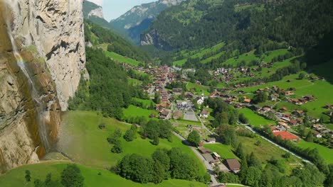 vista aérea de la base de la cascada staubbach y un arco iris en lauterbrunnen, suiza