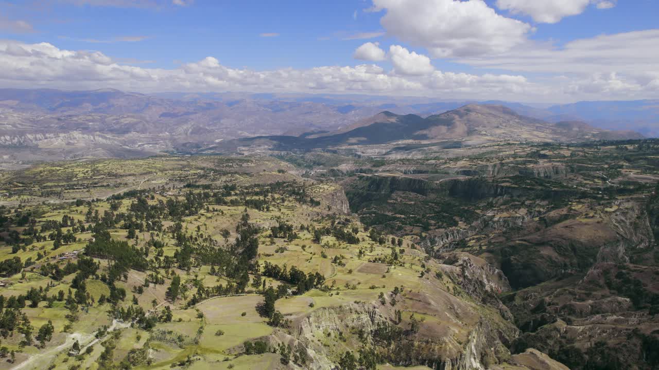 Vista aerea panoramica di valli montane verdi e campi