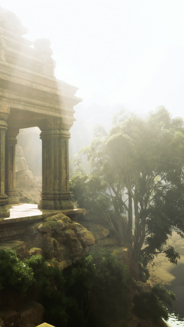 Misteriosas ruinas de templos envueltas en niebla entre frondosos árboles verdes