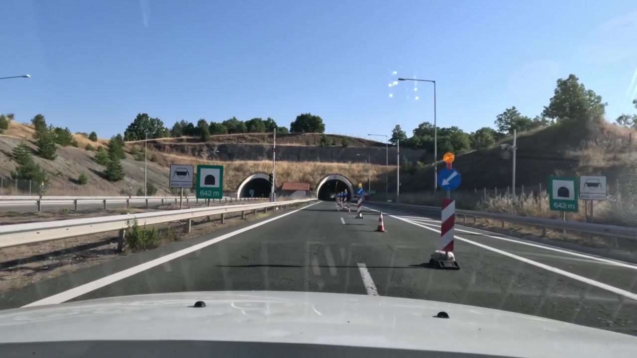 Kjøring i ett felt inne i tunneler på Egnatia motorvei Hellas, sett fra bil, trafikkregler, veivedlikehold
