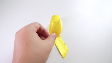 las cintas amarillas significan principalmente para la prevención del suicidio y la concienciación sobre las enfermedades del hígado y el cáncer, especialmente en los niños