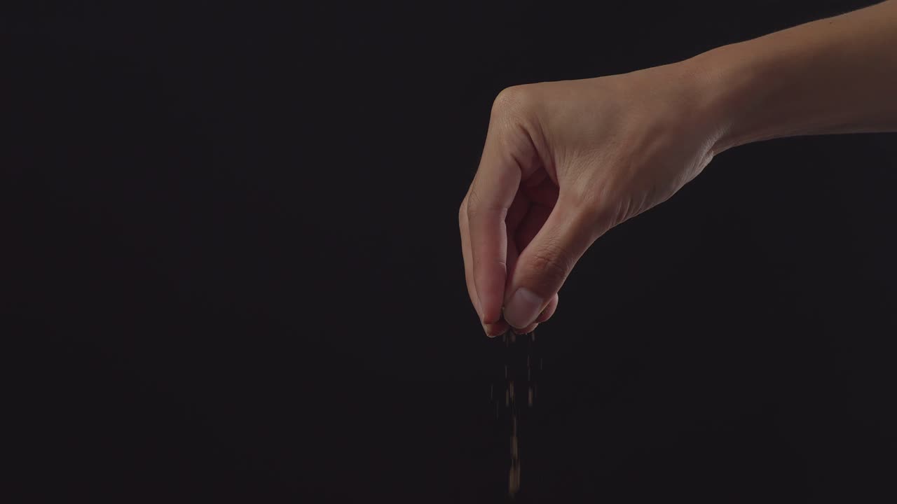 손으로 뿌리는 향신료