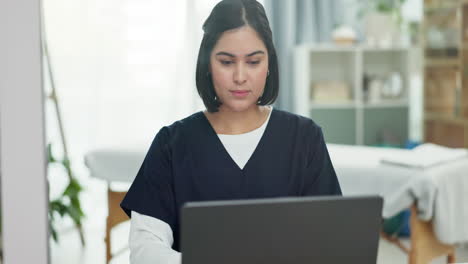 computadora portátil, médico y enfermera en su oficina