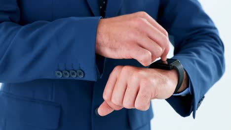 Mittelteil-Eines-Geschäftsmannes,-Der-Eine-Smartwatch-4k-Verwendet