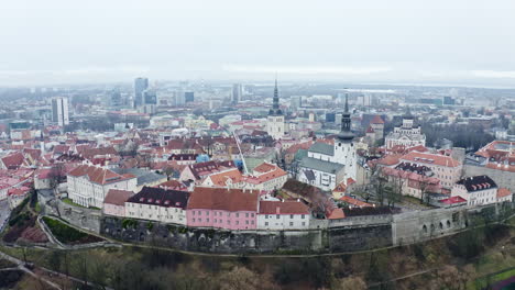 Establecimiento-De-Una-Toma-Cinematográfica-Del-Casco-Antiguo-De-La-Capital-De-Estonia,-Tallin