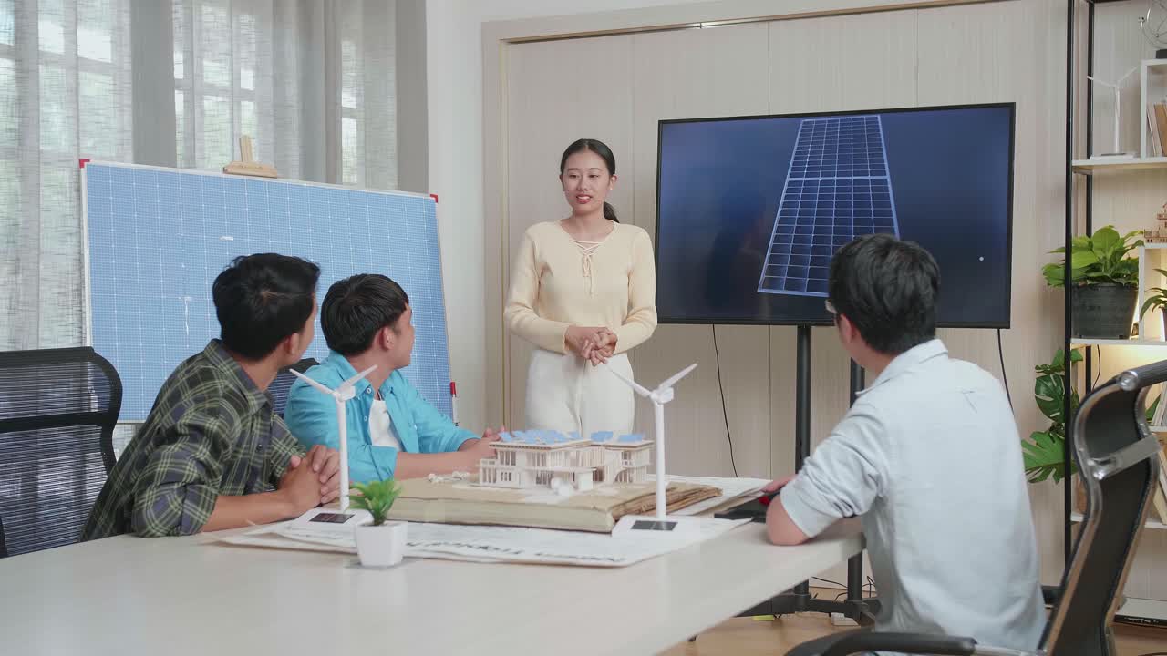아시아 여성 엔지니어가 사무실에서 태양전지 작업에 대해 성공적으로 발표하면서 관객들은 박수를 치며 인상적 느낌을 받았습니다.