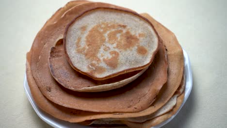 Ein-Teller-Mit-Amerikanischen-Pfannkuchen-Auf-Einem-Teller-Mit-Amerikanischen-Pfannkuchen-Auf-Weißem-Hintergrund