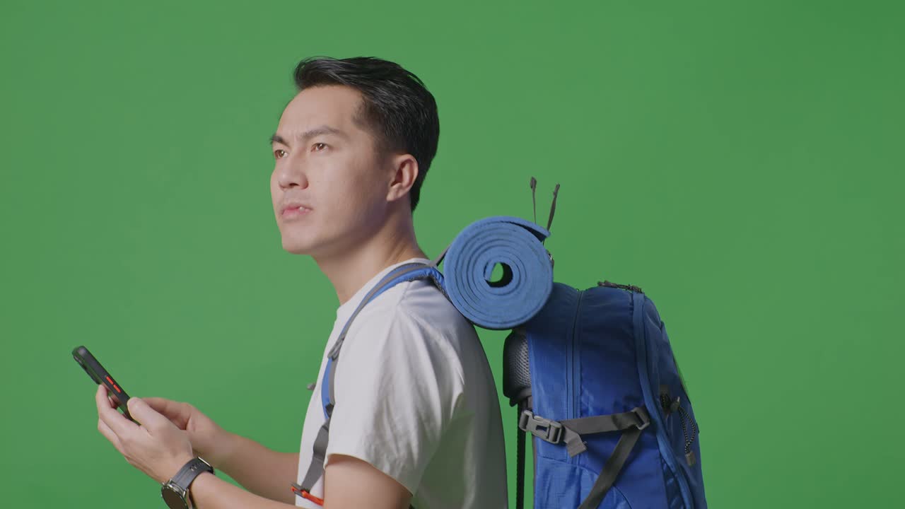 전화를 사용하는 여행자