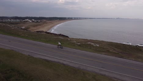 Vista-Aérea-De-Un-Ciclista-En-órbita-En-Tip-Whale-Road,-Uruguay