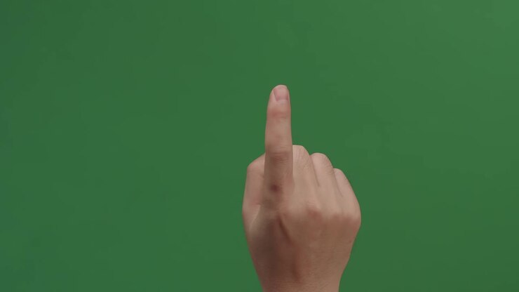 Pacchetto Gesti. Mano maschile che tocca, clicca, picchietta, scorre, trascina e sfiora su sfondo green screen chroma key. Utilizzo di smartphone, tablet PC o touchscreen. Concetto di interfaccia.