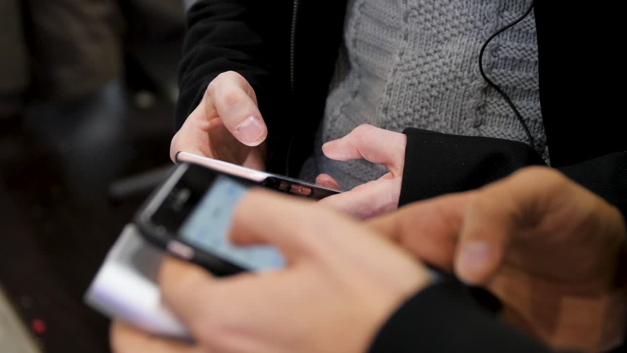 스마트폰을 사용하는 사람들