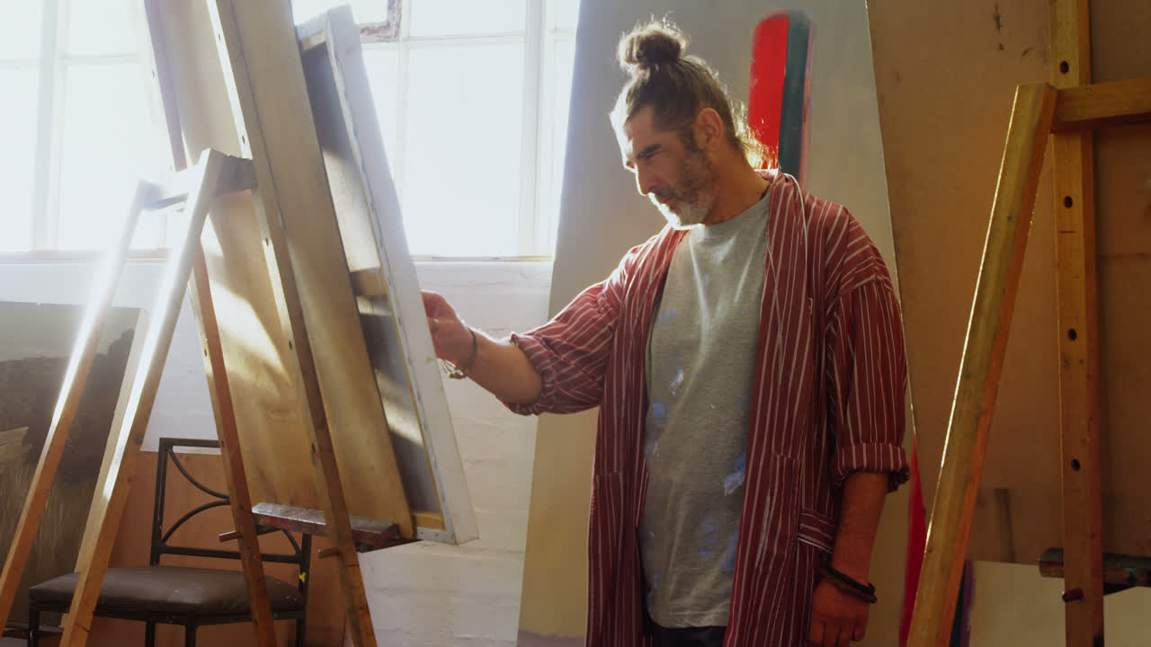 캔버스 4k에 그림 그리는 예술가