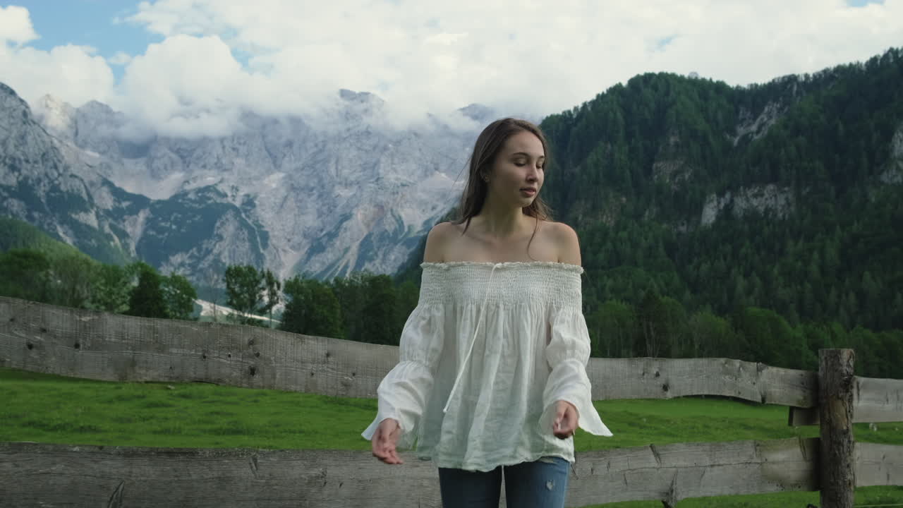 산의 초원에서 고 있는 여자