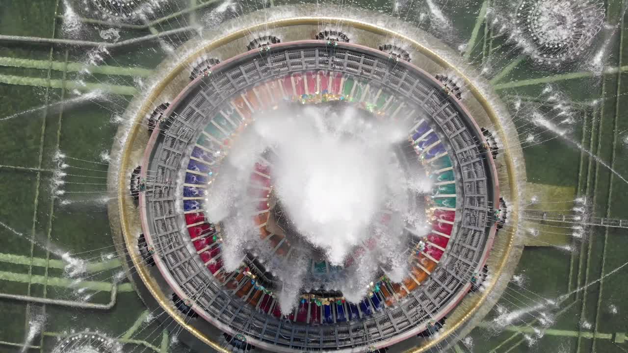 모스크바 fontan druzhba narodov, kamennyy tsvetok, 4k 30fps의 무인 항공기가 있는 vostok 로켓