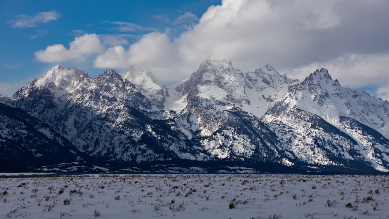 Selang waktu awan bergerak di atas puncak-puncak tengah yang tinggi di Taman Nasional Grand Teton, Wyoming