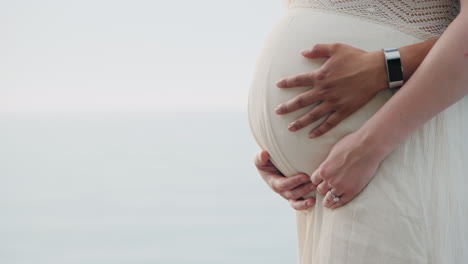 Hände-Eines-Jungen-Asiatischen-Mannes,-Der-Den-Bauch-Einer-Schwangeren-Frau-Streichelte-Multiethnische-Paare-In-Der-Nähe