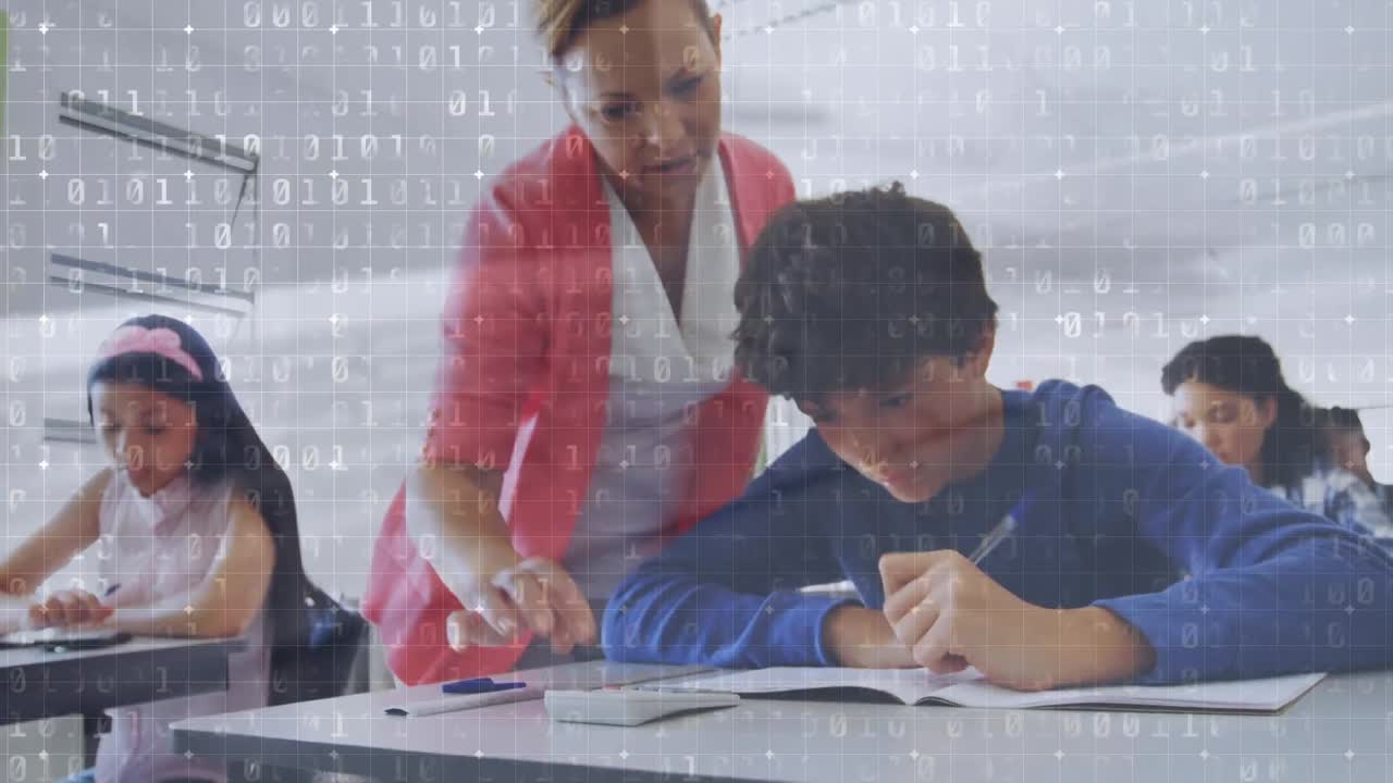 animación de codificación binaria sobre maestra caucásica enseñando a un niño caucásico en clase en la escuela