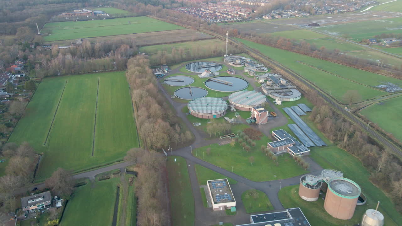 antena de la planta de tratamiento de aguas residuales con aguas residuales que fluyen a través del tanque de aireación - drones volando hacia atrás